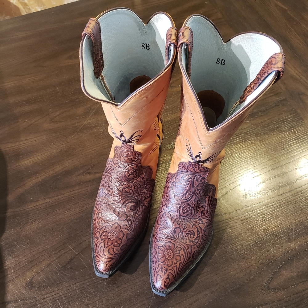 Womens size 8 Ariat